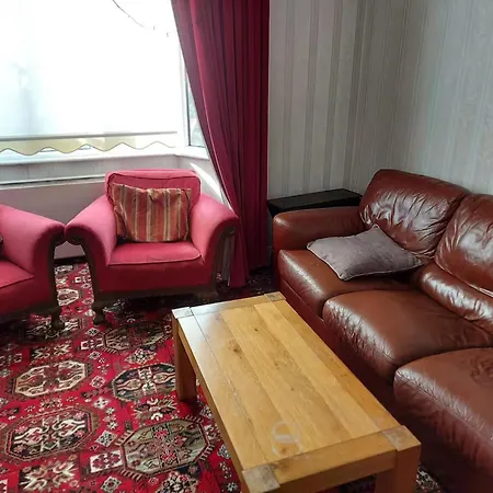 Nyaraló Spacious 4 Bedroom House In *