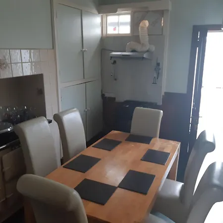Nyaraló Spacious 4 Bedroom House In